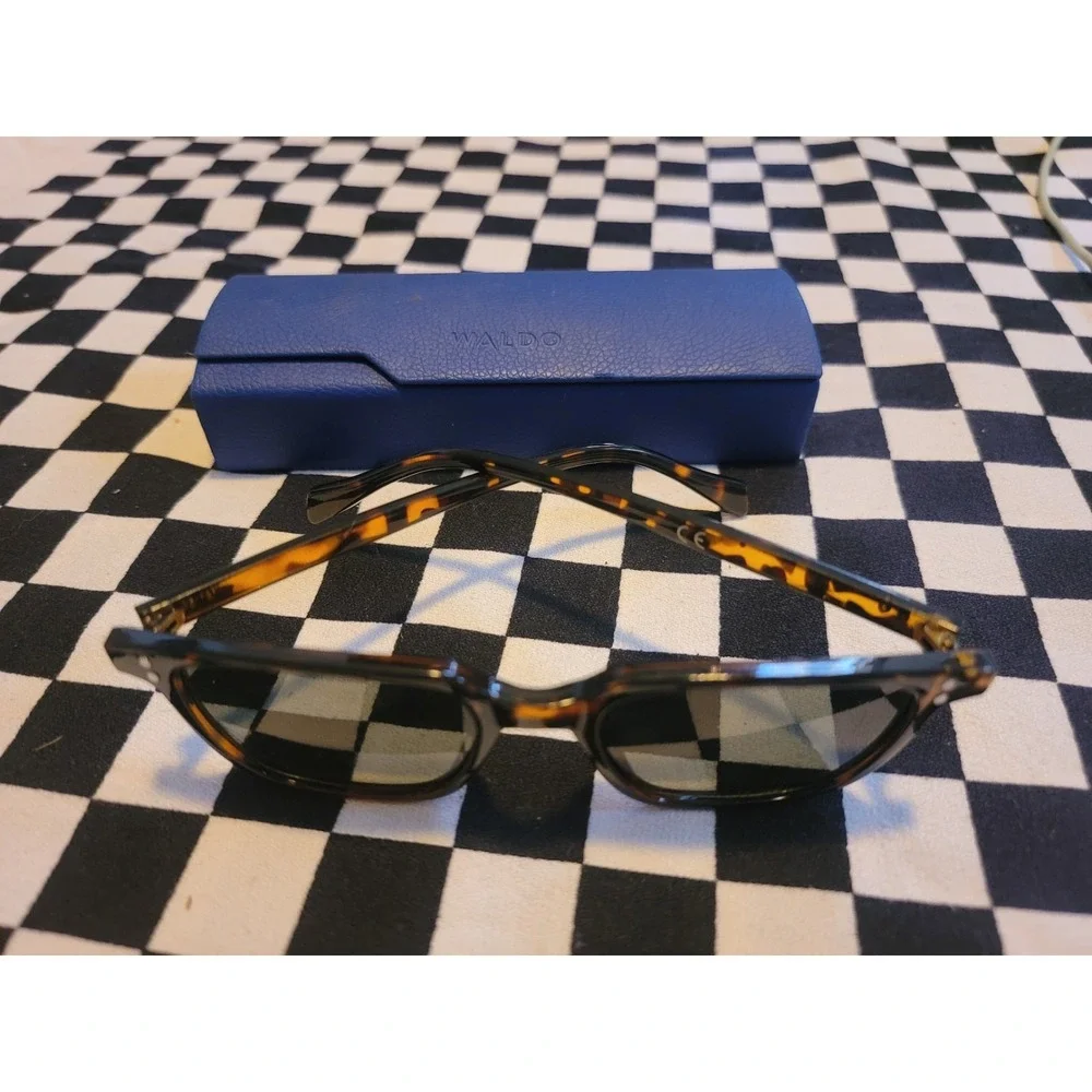 Tortoise Shell‎ Sunglasses  w/ Blue WALDO Hard Case • Classic Retro Style